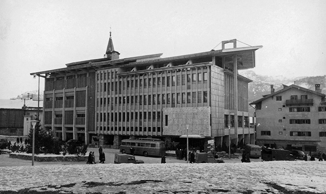 l’estroso Palazzo delle Poste per le Olimpiadi invernali a Cortina del 1956