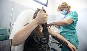 Vaccini: Abruzzo zona bianca, con Poste continua la prenotazione