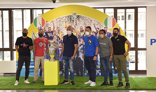 Emozioni, selfie e sorrisi: la prima giornata della Coppa Europa a Poste Italiane