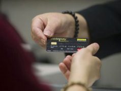Aumentano le carte di credito, meno contante