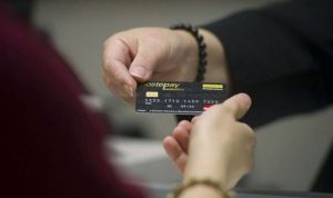 Pagamenti: contante in discesa libera, dominano le carte di credito