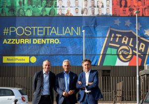Il presidente della FIGC in visita a Poste Italiane per ammirare il tricolore più grande del mondo