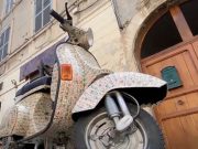 Arte e Filatelia, a Tivoli una Vespa rivestita con tremila francobolli