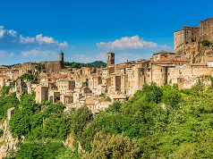 A Sorano l’annullo filatelico e la cartolina dedicati ai Piccoli Comuni