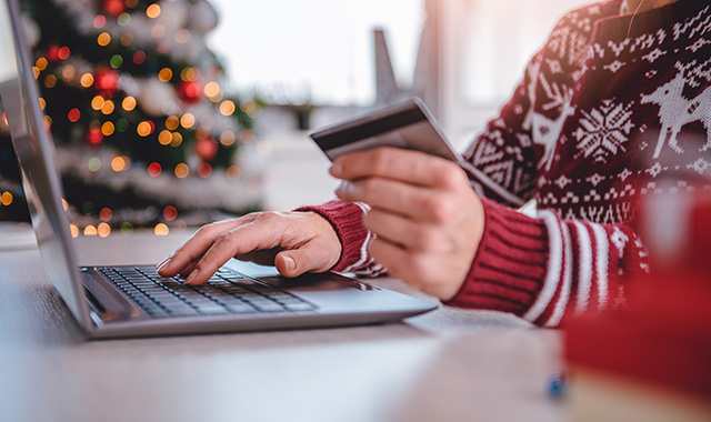 E-commerce: oltre la metà degli italiani compra i regali di Natale online