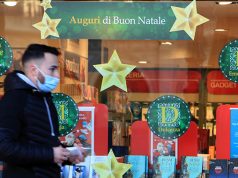 Natale: per i regali 238 euro a persona, si torna ad acquistare nei negozi