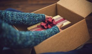 IoInvio di Poste: sempre più italiani spediscono pacchi di Natale da casa