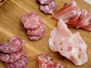 Sostenibilità: i salumi confezionati in plastica riciclata al 65%