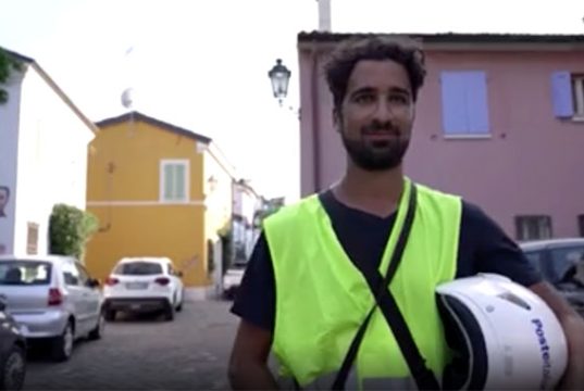 Oreste, il portalettere di Rimini nelle vie di Fellini