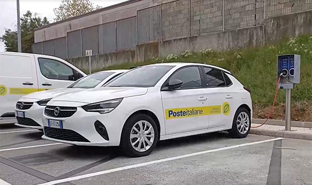 Come funzionano le auto elettriche di Poste: viaggio nel Centro di distribuzione di Trieste