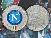 Una medaglia celebrativa del terzo scudetto del Napoli