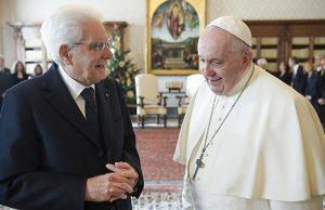 Papa Francesco premia Mattarella: “Testimone e maestro di responsabilità”