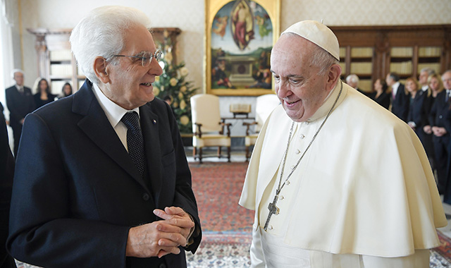 Papa Francesco premia Mattarella: “Testimone e maestro di responsabilità”
