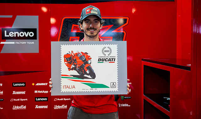 Un francobollo per festeggiare la Ducati, campione del mondo in Moto Gp 2022