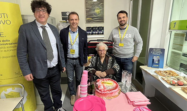 I 100 anni della signora Maria: in provincia di Cosenza Poste Italiane festeggia una cliente storica