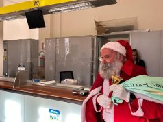 Ascoli Piceno: bambini all’uffici postale per spedire le letterine a Babbo Natale