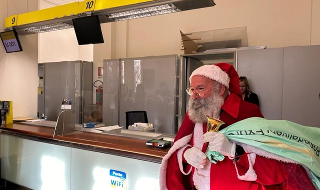 Ascoli Piceno: bambini all’uffici postale per spedire le letterine a Babbo Natale