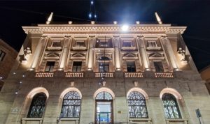 La bellezza del Palazzo delle Poste di Rieti nella notte di Santa Lucia
