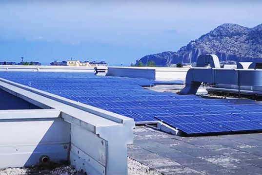 Realizzare 1.400 impianti fotovoltaici entro il 2026: l’obiettivo sostenibile di Poste