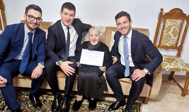 A Dorgali Poste Italiane omaggia la cliente centenaria Caterina
