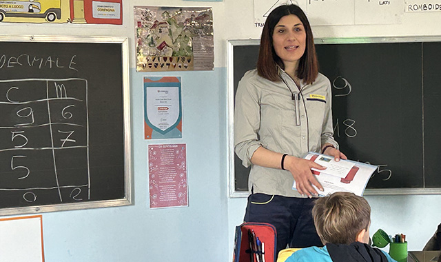 Varese: a Besozzo una portalettere in classe per raccontare il lavoro di Poste sul territorio