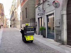Nel centro storico di Brescia con i tricicli elettrici: le consegne a impatto zero dei portalettere