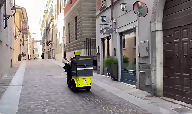 Nel centro storico di Brescia con i tricicli elettrici: le consegne a impatto zero dei portalettere