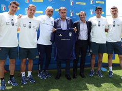 Poste dona una maglia speciale al Ct Spalletti, il DG Lasco: “Poste e la Nazionale, stessi valori”