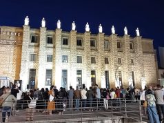 Si illumina la bellezza del palazzo delle Poste di Ragusa