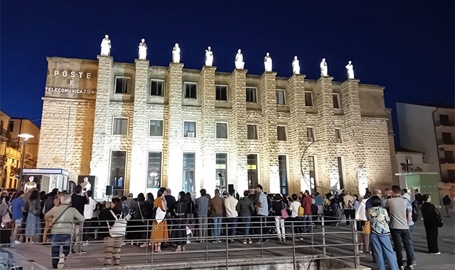 Si illumina la bellezza del palazzo delle Poste di Ragusa