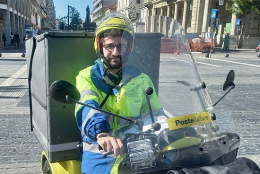 Vincenzo, portalettere a Pescara: “Poste è una certezza, aiuta noi giovani a crescere”