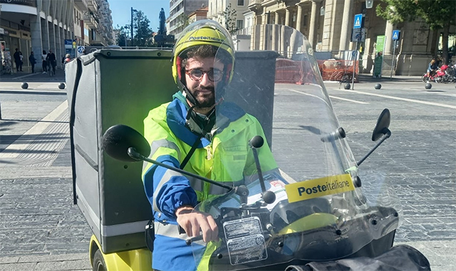 Vincenzo, portalettere a Pescara: “Poste è una certezza, aiuta noi giovani a crescere”