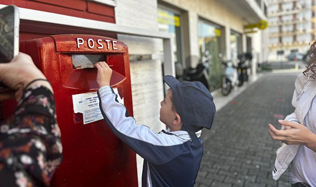 Una giornata all’ufficio postale, così i bambini si avvicinano alla filatelia