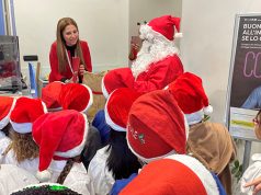 I bambini di una scuola elementare spediscono le letterine di Natale all’ufficio di Mergellina