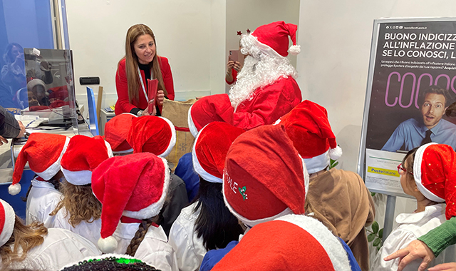 I bambini di una scuola elementare spediscono le letterine di Natale all’ufficio di Mergellina