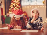 Reggio Calabria: i bambini consegnano le letterine per Babbo Natale all’ufficio postale