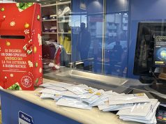 Pordenone: bambini in visita all’ufficio postale con le lettere di auguri per i genitori