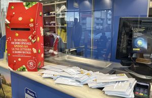 Pordenone: bambini in visita all’ufficio postale con le lettere di auguri per i genitori