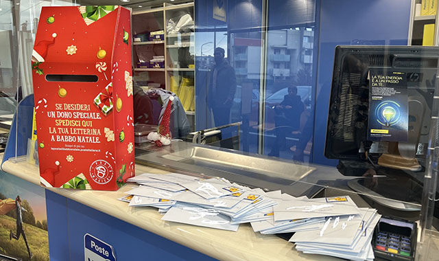 Pordenone: bambini in visita all’ufficio postale con le lettere di auguri per i genitori