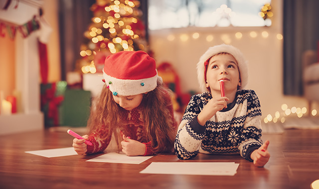 Reggio Calabria: i bambini consegnano le letterine per Babbo Natale all’ufficio postale