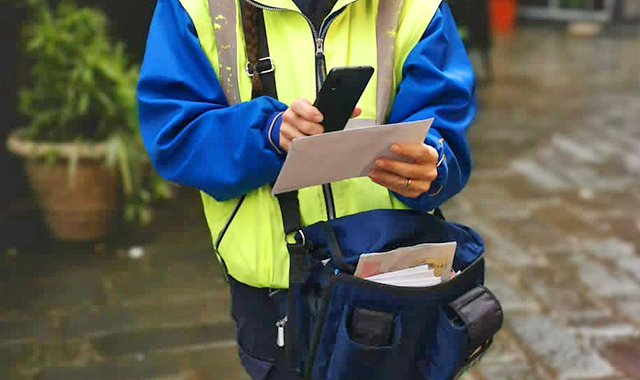 I bambini della provincia di Verona affidano le loro letterine alla postina